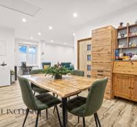 NA PREDAJ 4-IZBOVÝ RODINNÝ DOM V KOLÁROVE - Jedáleň v rodinnom dome s dreveným dekorom podlahy a zeleným nábytkom.