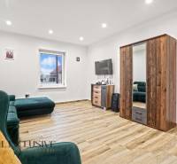 NA PREDAJ 4-IZBOVÝ RODINNÝ DOM V KOLÁROVE - Obývacia izba v rodinnom dome s pohovkou, skrinkou a podlahou s dreveným dekorom.