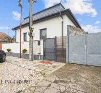 NA PREDAJ 4-IZBOVÝ RODINNÝ DOM V KOLÁROVE - Rodinný dom v Kolárove so sivou strechou, parkovaním a kovovou bránou.