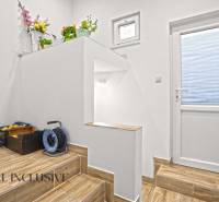 NA PREDAJ 4-IZBOVÝ RODINNÝ DOM V KOLÁROVE - Schodisko s podlahou s dreveným dekorom a dekoráciami v rodinnom dome.