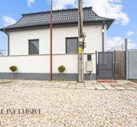 NA PREDAJ 4-IZBOVÝ RODINNÝ DOM V KOLÁROVE - Rodinný dom v Kolárove s kamienkovým dvorom a modernou kovovou strechou.