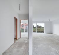 Novostavba 4-izbového rodinného domu v obci Slov.Nová Ves - Prázdny interiér v rodinnom dome s pohľadom na veľké okno a zádverie.