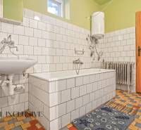 NA PREDAJ 3-IZBOVÝ RODINNÝ DOM VO VEĽKOM BLAHOVE - Kúpeľňa v rodinnom dome s vaňou, umývadlom, kotlom a farebnou dlažbou.