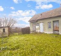 NA PREDAJ 3-IZBOVÝ RODINNÝ DOM VO VEĽKOM BLAHOVE - Rodinný dom vo Veľkom Blahove s trávnatým dvorom, jednoduchou prístavbou a oplotením.