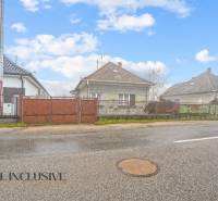 NA PREDAJ 3-IZBOVÝ RODINNÝ DOM VO VEĽKOM BLAHOVE - Rodinný dom vo Veľkých Blahovoch s klasickou strechou a kovovým plotom.