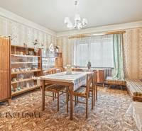 NA PREDAJ 3-IZBOVÝ RODINNÝ DOM VO VEĽKOM BLAHOVE - Jedáleň s vintage nábytkom, obrusom na stole a pohovkou v Rodinnom dome.