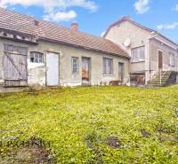 NA PREDAJ 3-IZBOVÝ RODINNÝ DOM VO VEĽKOM BLAHOVE - Rodinný dom vo Veľkých Blahovách s trávnatým dvorom a staršou fasádou.