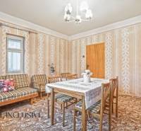 NA PREDAJ 3-IZBOVÝ RODINNÝ DOM VO VEĽKOM BLAHOVE - Jedáleň v rodinnom dome so vzorovanými tapetami a dreveným nábytkom.