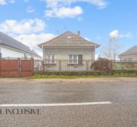 NA PREDAJ 3-IZBOVÝ RODINNÝ DOM VO VEĽKOM BLAHOVE - Rodinný dom v Veľkom Blahove so záhradou a kovovým plotom, iný dom vpravo.