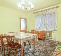 NA PREDAJ 3-IZBOVÝ RODINNÝ DOM VO VEĽKOM BLAHOVE - Jedáleň v rodinnom dome s dreveným stolom, stoličkami a vzorovanou podlahou.