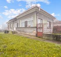 NA PREDAJ 3-IZBOVÝ RODINNÝ DOM VO VEĽKOM BLAHOVE - Rodinný dom vo Veľkých Blahovách s farebnou fasádou a trávnatým dvorom.