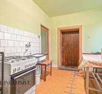 NA PREDAJ 3-IZBOVÝ RODINNÝ DOM VO VEĽKOM BLAHOVE - Kuchyňa v rodinnom dome s podlahou s dreveným dekorom, bielym dlaždicovým obkladom.