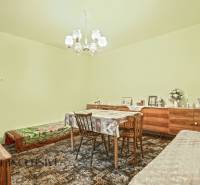 NA PREDAJ 3-IZBOVÝ RODINNÝ DOM VO VEĽKOM BLAHOVE - Jedáleň v rodinnom dome s kobercom, dreveným stolom, stoličkami a skrinkou.