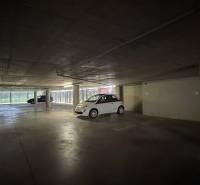 NA PRENÁJOM garážove státie v centre mesta Nitra - Parkovisko s autami a betónovým stropom vnútri Garáží na Hollého ulici v Nitre.