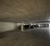 NA PRENÁJOM garážove státie v centre mesta Nitra - Podzemné garáže s parkovacími miestami a zaparkovanými autami.