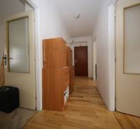 3-izb. byt v rekonštrukcii, Ľubochňa okres Ružomberok - Chodba v 3-izbovom byte s podlahou s dreveným dekorom a skrinkami.