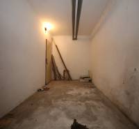 3-izb. byt v rekonštrukcii, Ľubochňa okres Ružomberok - Prázdna miestnosť s betónovou podlahou, svetlo biele steny, dvere v 3-izbovom byte.