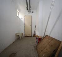 3-izb. byt v rekonštrukcii, Ľubochňa okres Ružomberok - Úložný priestor v 3-izbovom byte s bielymi stenami a rôznymi predmetmi.