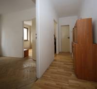 3-izb. byt v rekonštrukcii, Ľubochňa okres Ružomberok - Chodba s podlahou s dreveným dekorom a vstupmi v 3-izbovom byte.