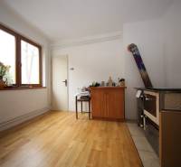 3-izb. byt v rekonštrukcii, Ľubochňa okres Ružomberok - Izba v 3-izbovom byte s pecou, podlaha s dreveným dekorom, základná výbava.