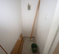 3-izb. byt v rekonštrukcii, Ľubochňa okres Ružomberok - Malá miestnosť na skladovanie s bielymi stenami a podlahou v 3-izbovom byte.