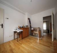 3-izb. byt v rekonštrukcii, Ľubochňa okres Ružomberok - Podlaha s dreveným dekorom, nábytok a biele steny v 3-izbovom byte.