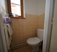 3-izb. byt v rekonštrukcii, Ľubochňa okres Ružomberok - WC miestnosť v 3-izbovom byte s keramickým obkladom a toaleta.