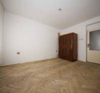 3-izb. byt v rekonštrukcii, Ľubochňa okres Ružomberok - Izba v 3-izbovom byte s podlahou s dreveným dekorom a šatníkovou skriňou.