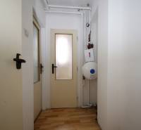 3-izb. byt v rekonštrukcii, Ľubochňa okres Ružomberok - Chodba v 3-izbovom byte s dreveným dekorom podlahy a dverami s mliečnym sklom.