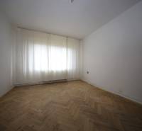 3-izb. byt v rekonštrukcii, Ľubochňa okres Ružomberok - Izba s podlahou s dreveným dekorom a záclonami v 3-izbovom byte.