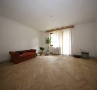 3-izb. byt v rekonštrukcii, Ľubochňa okres Ružomberok - Obývacia izba v 3-izbovom byte s podlahou s dreveným dekorom a gaučom.