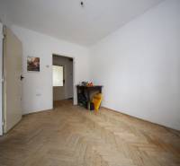 3-izb. byt v rekonštrukcii, Ľubochňa okres Ružomberok - Izba so svetlými stenami a podlahou s dreveným dekorom v 3-izbovom byte.