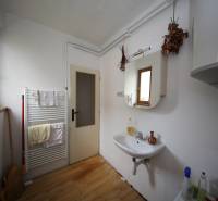 3-izb. byt v rekonštrukcii, Ľubochňa okres Ružomberok - Kúpeľňa s umývadlom a sušiakom, podlaha s dreveným dekorom, 3-izbový byt.