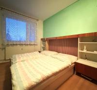 MAXFIN REAL - predaj dvojgarsónky - Nitra, Klokočina - Dvojgarsónka so svetlými stenami, veľkým oknom a podlahou s dreveným dekorom.