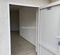 Na prenajom najlacnejšie komerčne priestory v Prievidzi. - Vstup do obchodných priestorov s podlahou s dreveným dekorom.