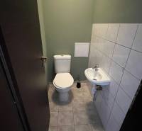 2iz byt v novostavbe Hlohovec Zľava!!! - Kúpeľňa v 2-izbovom byte s toaletou a umývadlom, podlaha so svetlými dlaždicami.
