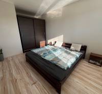 2iz byt v novostavbe Hlohovec Zľava!!! - Spálňa s manželskou posteľou, úložným priestorom a podlahou s dreveným dekorom v 2-izbovom byte.