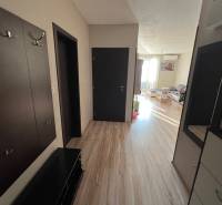 2iz byt v novostavbe Hlohovec Zľava!!! - Chodba v 2-izbovom byte s podlahou s dreveným dekorom a vešiakmi na oblečenie.