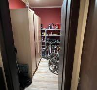 2iz byt v novostavbe Hlohovec Zľava!!! - Úložný priestor v 2-izbovom byte s policami, bicyklami a podlahou s dreveným dekorom.