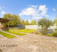 NA PREDAJ 6-IZBOVÝ RD S VEĽKÝM POZOMKOM, DOLNÝ ŠTÁL - Záhrada rodinného domu v Dolnom Štáli s trampolínou na tráve.