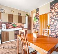 NA PREDAJ 6-IZBOVÝ RD S VEĽKÝM POZOMKOM, DOLNÝ ŠTÁL - Kuchyňa v rodinnom dome s podlahou s dreveným dekorom, kávový motív na stenách.