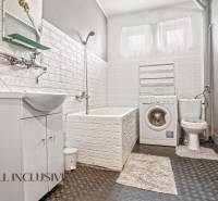 NA PREDAJ 6-IZBOVÝ RD S VEĽKÝM POZOMKOM, DOLNÝ ŠTÁL - Kúpeľňa v rodinnom dome s práčkou, vaňou, umývadlom a bielym obkladom stien.