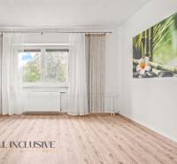 NA PREDAJ 6-IZBOVÝ RD S VEĽKÝM POZOMKOM, DOLNÝ ŠTÁL - Prázdna miestnosť s podlahou s dreveným dekorom a veľkým oknom v rodinnom dome.