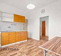 NA PREDAJ 6-IZBOVÝ RD S VEĽKÝM POZOMKOM, DOLNÝ ŠTÁL - Kuchyňa v rodinnom dome s kuchynskou linkou, stolom a podlahou s dreveným dekorom.