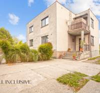 NA PREDAJ 6-IZBOVÝ RD S VEĽKÝM POZOMKOM, DOLNÝ ŠTÁL - Rodinný dom v Dolnom Štáli so schodiskom a balkónom obklopený zeleňou.