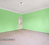 NA PREDAJ 6-IZBOVÝ RD S VEĽKÝM POZOMKOM, DOLNÝ ŠTÁL - Zelené steny v miestnosti Rodinného domu s textúrovaným kobercom na podlahe.