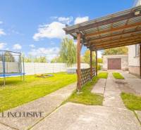 NA PREDAJ 6-IZBOVÝ RD S VEĽKÝM POZOMKOM, DOLNÝ ŠTÁL - Záhrada rodinného domu v Dolnom Štále s trampolínou a altánkom.