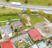 NA PREDAJ 6-IZBOVÝ RD S VEĽKÝM POZOMKOM, DOLNÝ ŠTÁL - Letecký pohľad na rodinný dom v Dolnom Štále pri hlavnej ceste.