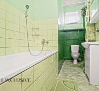 NA PREDAJ 6-IZBOVÝ RD S VEĽKÝM POZOMKOM, DOLNÝ ŠTÁL - Kúpeľňa v rodinnom dome ukazuje vaňu, umývadlo, toaletu a dlaždice s kvetinovým dekorom.