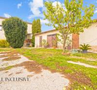 NA PREDAJ 6-IZBOVÝ RD S VEĽKÝM POZOMKOM, DOLNÝ ŠTÁL - Rodinný dom v Dolnom Štále so záhradou, garážou a zeleňou, obklopený stromami.